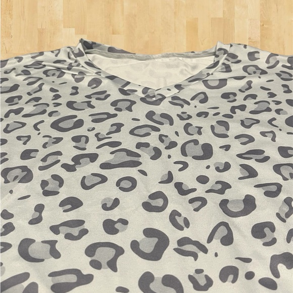 NWOT Women’s Size Medium Cheetah Print Polyester Long Sleeve Top Bottom Sleepwea - Picture 3 of 10